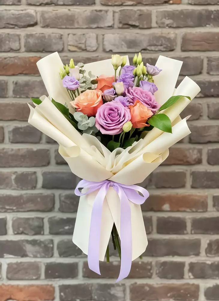 Букет цветов из: Лизиантусы и Розы в Боровский Тюменская область