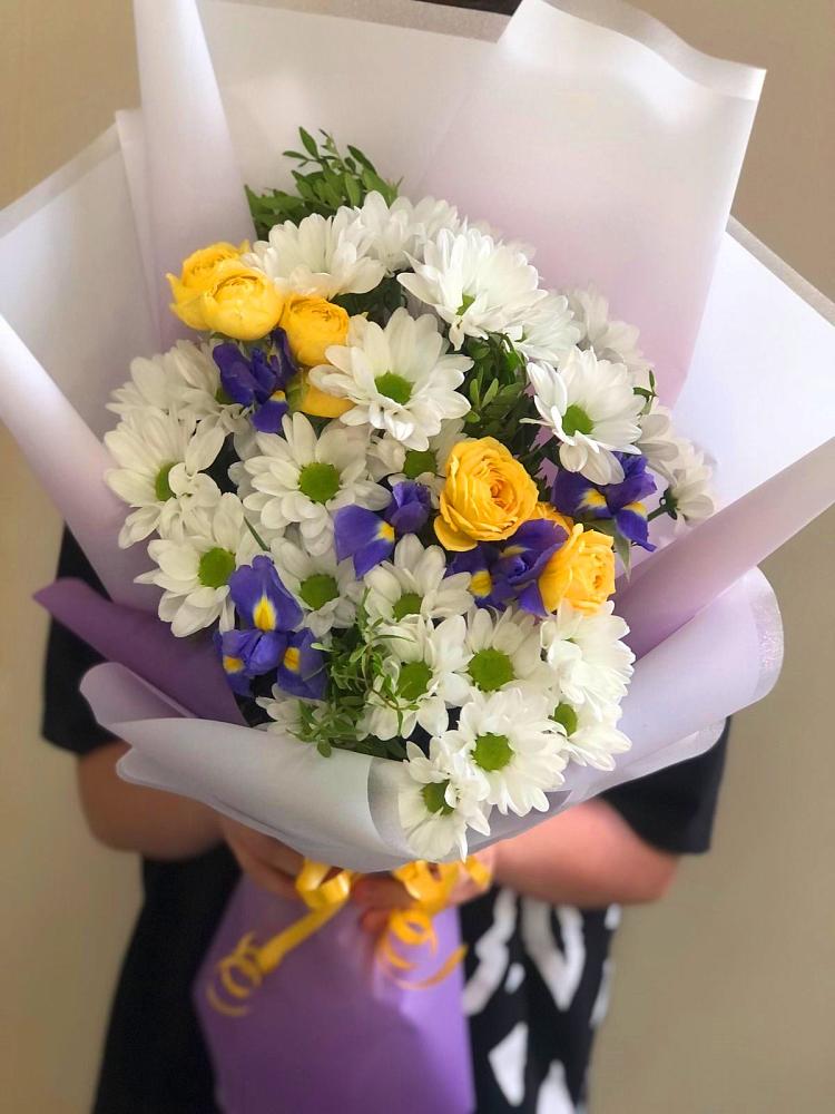 Букет цветов из: Ирисы, Хризантемы и Розы в Боровский Тюменская область