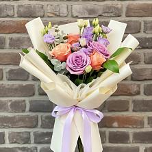 Букет цветов из:  Лизиантусы и Розы в Боровский Тюменская область